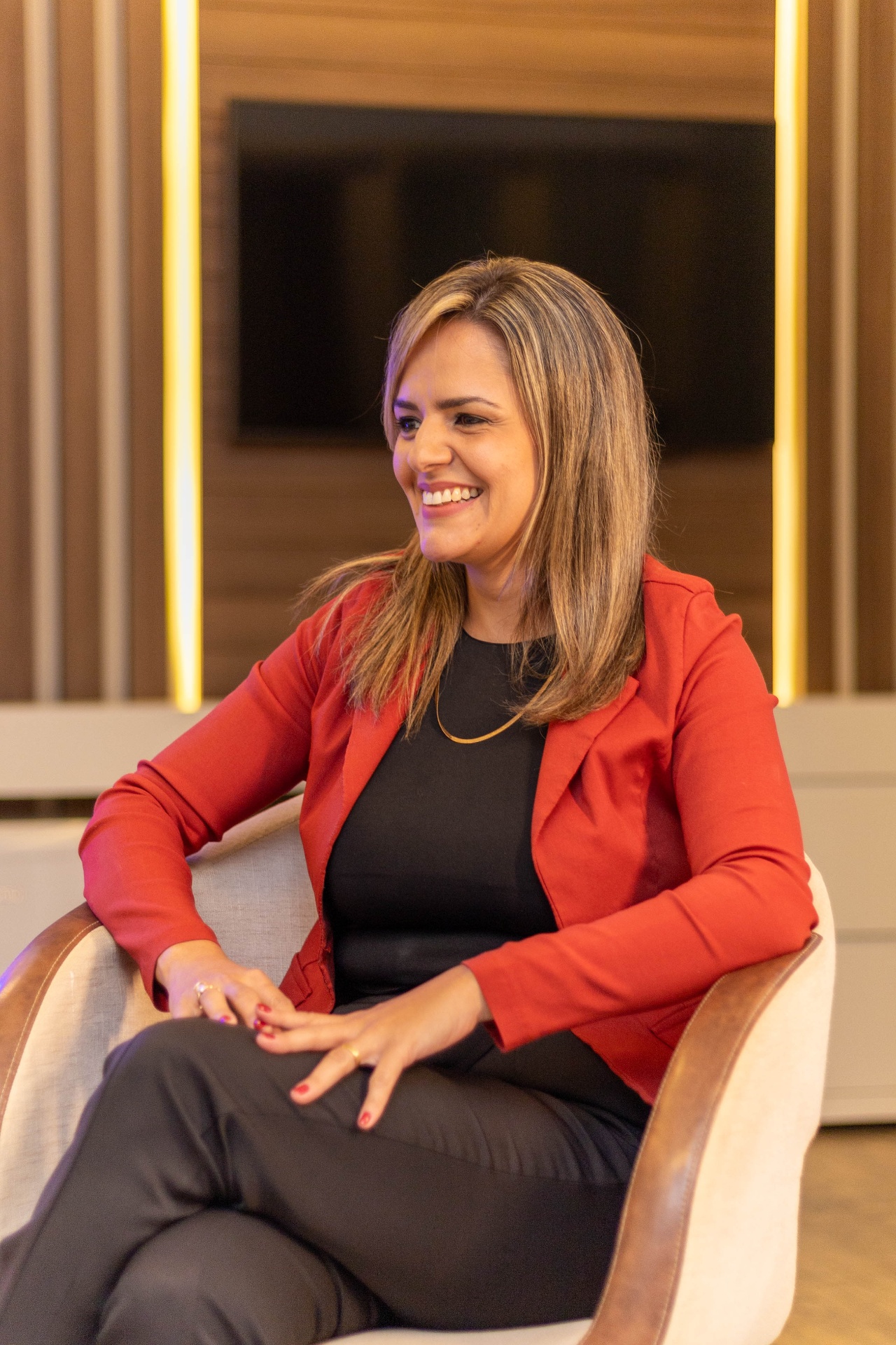 Dra. Karina em retrato corporativo sentada